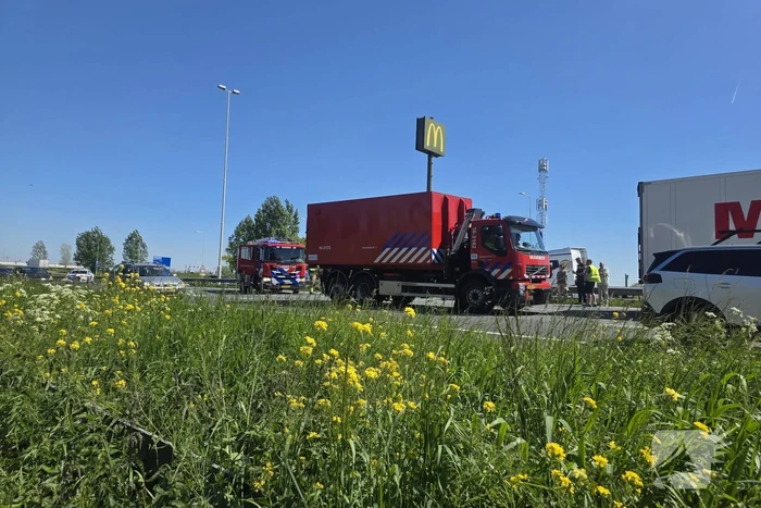 Aanrijding tussen auto en vrachtwagen zonder gewonden