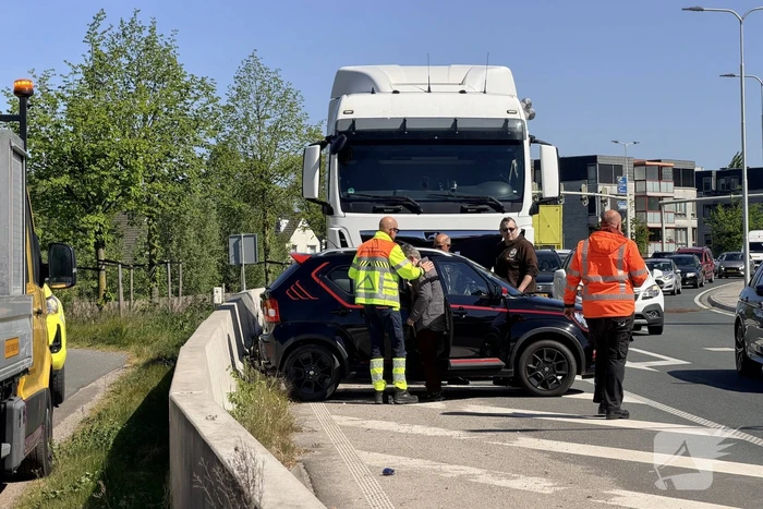 Vrachtwagen botst op auto en veroorzaakt gewonde