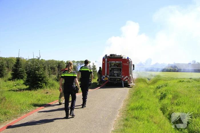 Houtafval in brand door onbekende oorzaak