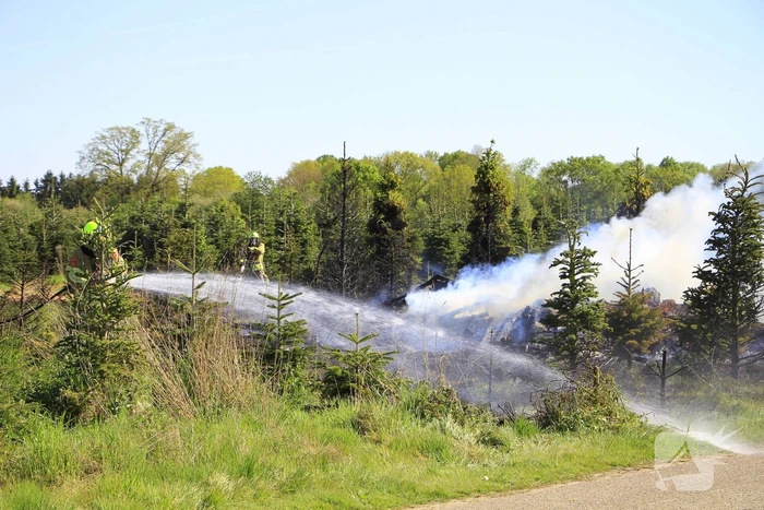 Houtafval in brand door onbekende oorzaak