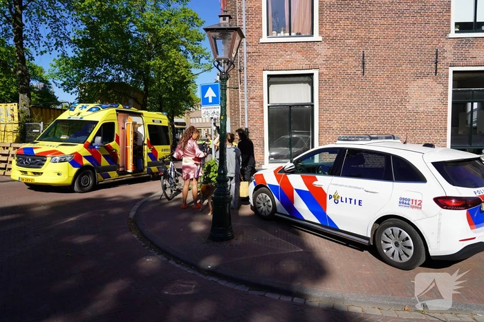 Traumateam ingezet nadat fietser tegen bouwhek botst
