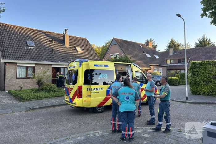 Auto belandt op de kop in het water, omstanders verrichten redding