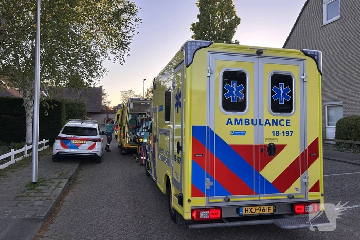 Auto belandt op de kop in het water, omstanders verrichten redding
