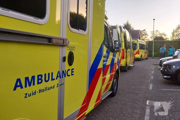 Auto belandt op de kop in het water, omstanders verrichten redding