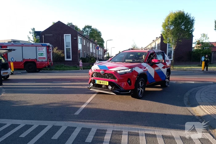 Automobilist ramt verkeerspaal uit grond door laagstaande zon