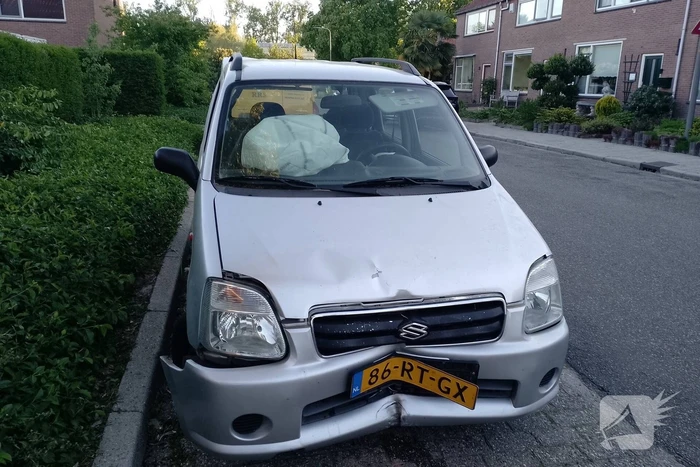 Automobilist ramt verkeerspaal uit grond door laagstaande zon