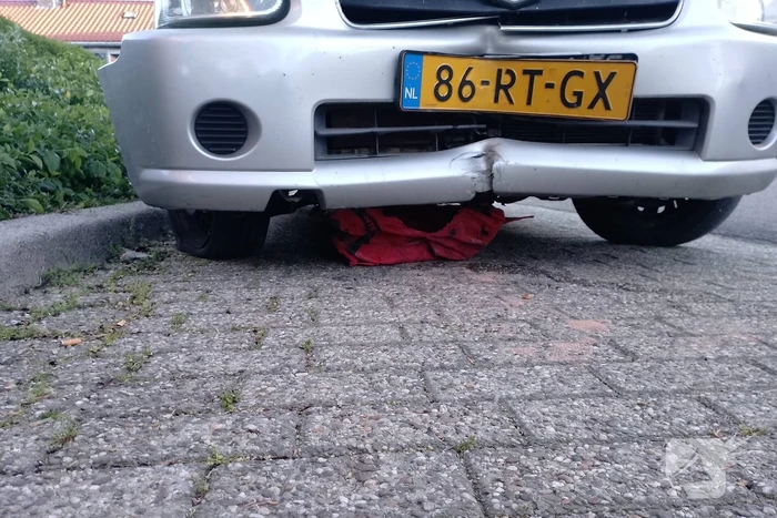 Automobilist ramt verkeerspaal uit grond door laagstaande zon