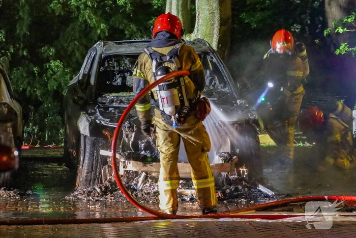 Twee geparkeerde auto's verwoest door brand