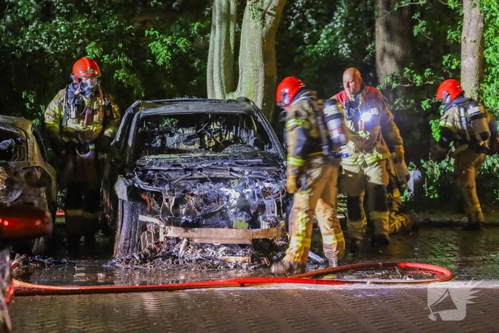 Twee geparkeerde auto's verwoest door brand