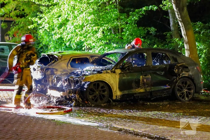Twee geparkeerde auto's verwoest door brand