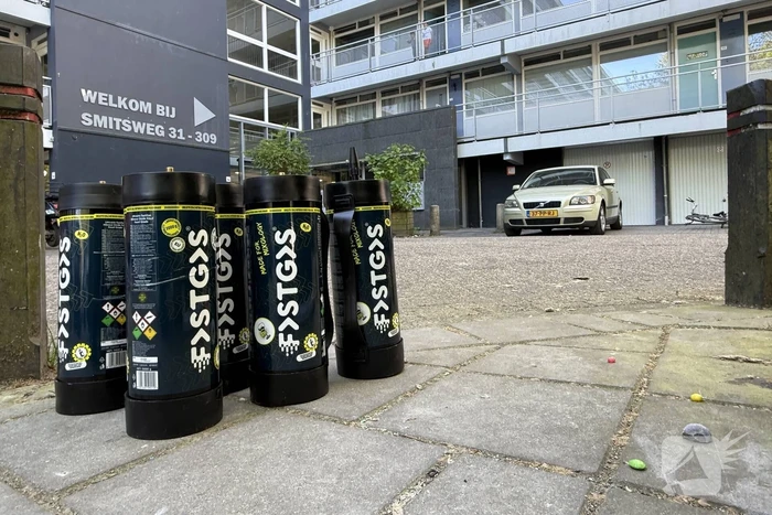 Vijf lachgasflessen gedumpt bij container