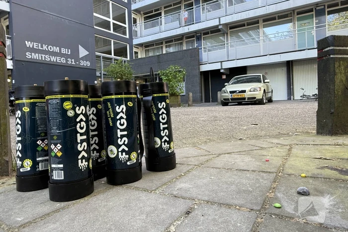 Vijf lachgasflessen gedumpt bij container