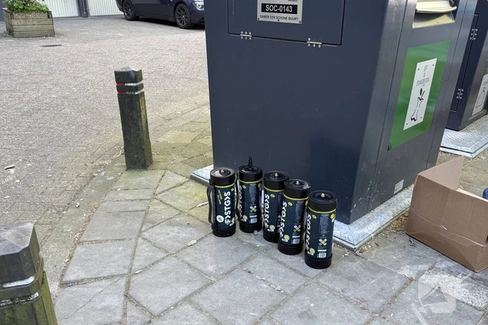 Vijf lachgasflessen gedumpt bij container