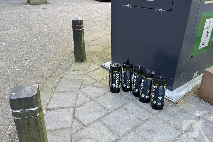 Vijf lachgasflessen gedumpt bij container