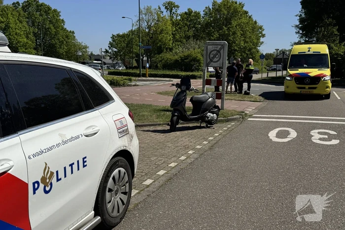 Scooter en bestelbus botsen op rotonde