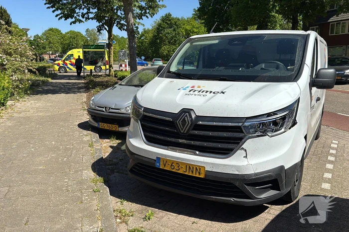 Scooter en bestelbus botsen op rotonde