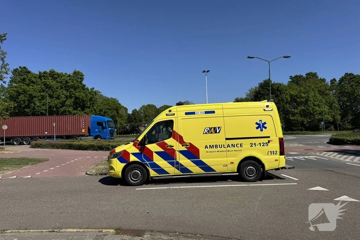 Scooter en bestelbus botsen op rotonde