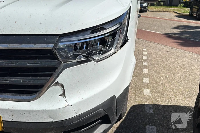 Scooter en bestelbus botsen op rotonde