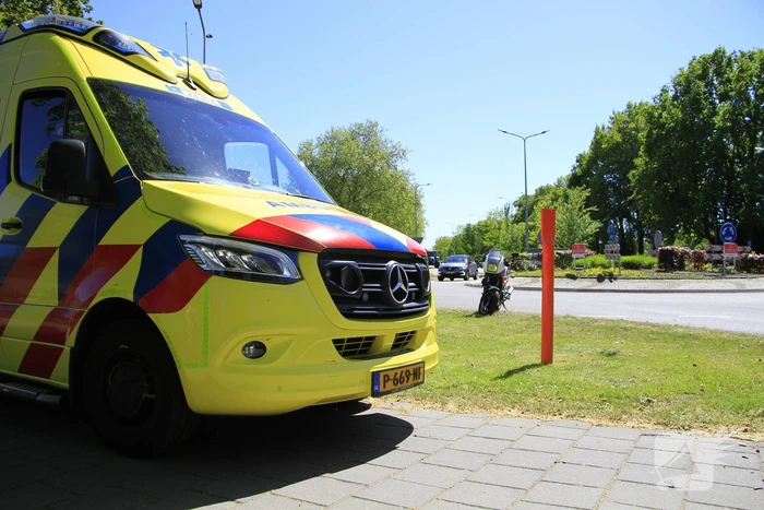 Motorrijder raakt gewond bij ongeval op rotonde