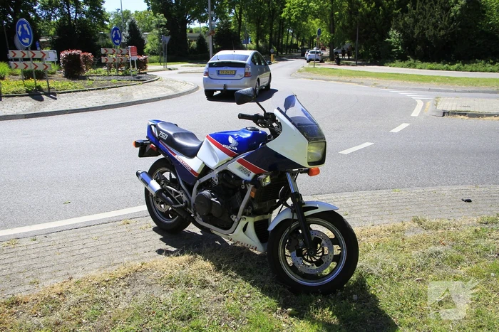 Motorrijder raakt gewond bij ongeval op rotonde