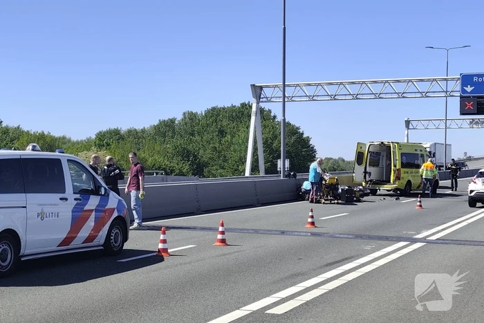 Motorrijder gewond bij botsing op snelweg