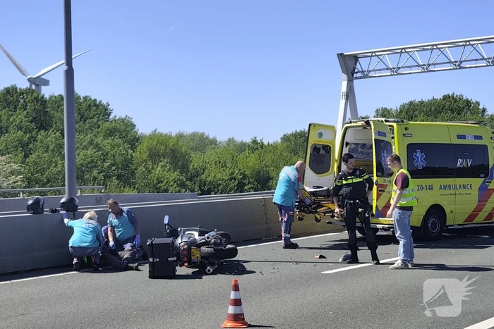 Motorrijder gewond bij botsing op snelweg