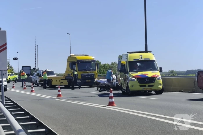 Motorrijder gewond bij botsing op snelweg