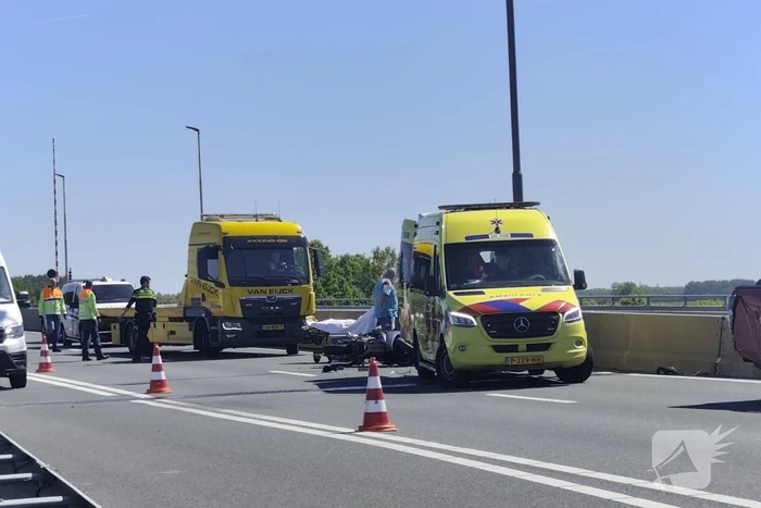 Motorrijder gewond bij botsing op snelweg