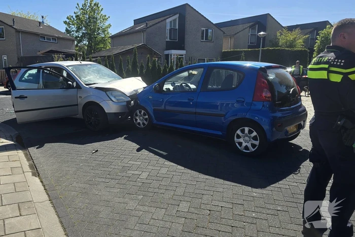 Conflict na frontale botsing in woonwijk
