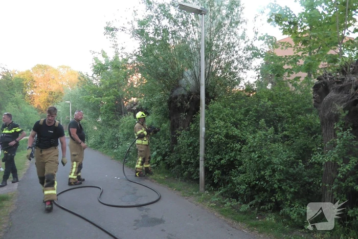 Brand in berm en boom bestreden door brandweer