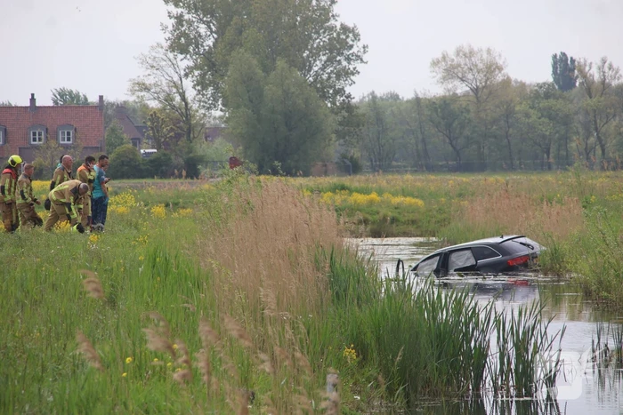 Bestuurder spoorloos na aantreffen te water geraakte voertuig