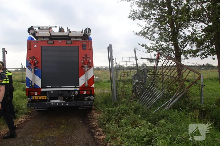 Bestuurder spoorloos na aantreffen te water geraakte voertuig