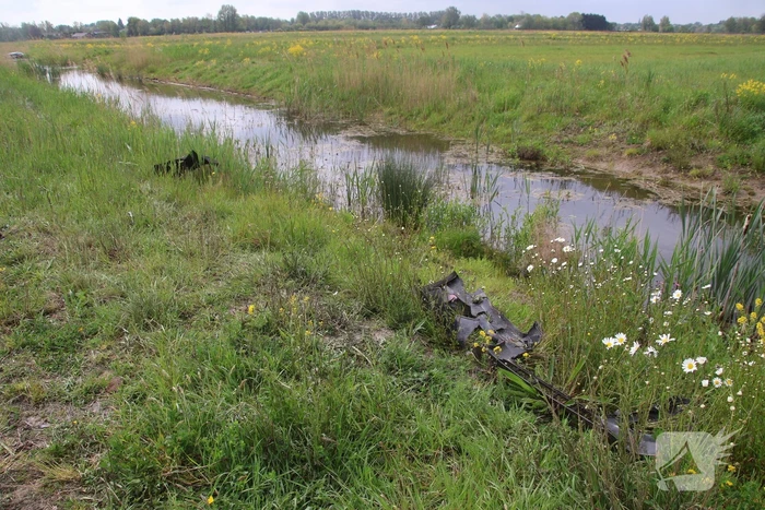 Bestuurder spoorloos na aantreffen te water geraakte voertuig