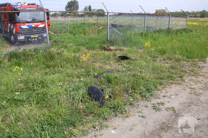 Bestuurder spoorloos na aantreffen te water geraakte voertuig