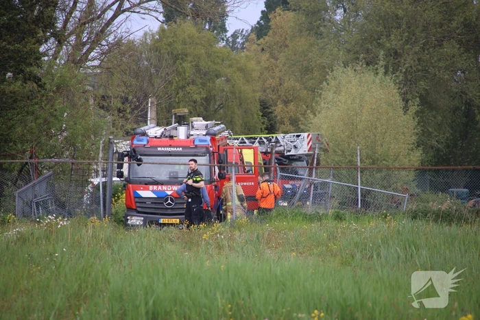 Bestuurder spoorloos na aantreffen te water geraakte voertuig