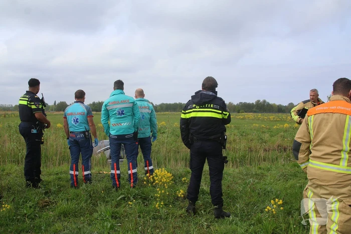 Bestuurder spoorloos na aantreffen te water geraakte voertuig