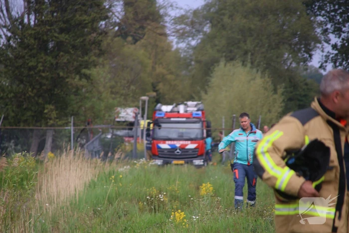Bestuurder spoorloos na aantreffen te water geraakte voertuig