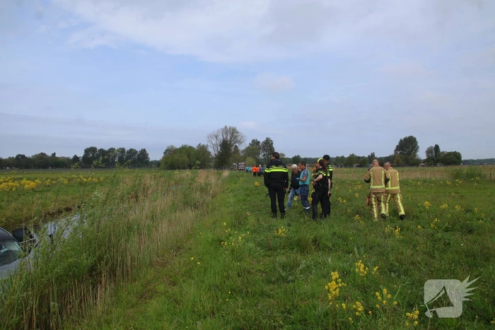 Bestuurder spoorloos na aantreffen te water geraakte voertuig