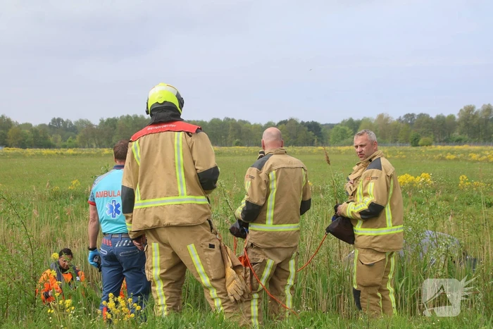 Bestuurder spoorloos na aantreffen te water geraakte voertuig