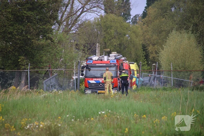 Bestuurder spoorloos na aantreffen te water geraakte voertuig