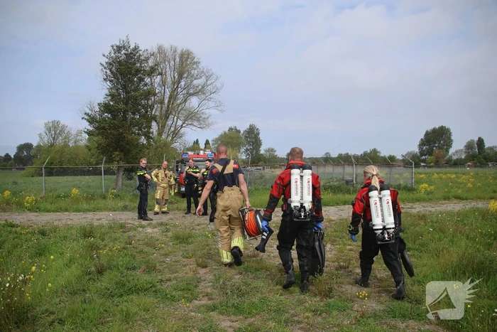 Bestuurder spoorloos na aantreffen te water geraakte voertuig