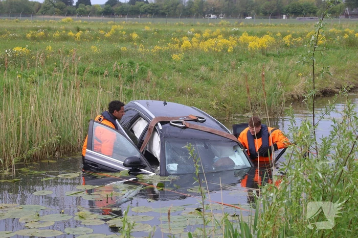 Bestuurder spoorloos na aantreffen te water geraakte voertuig