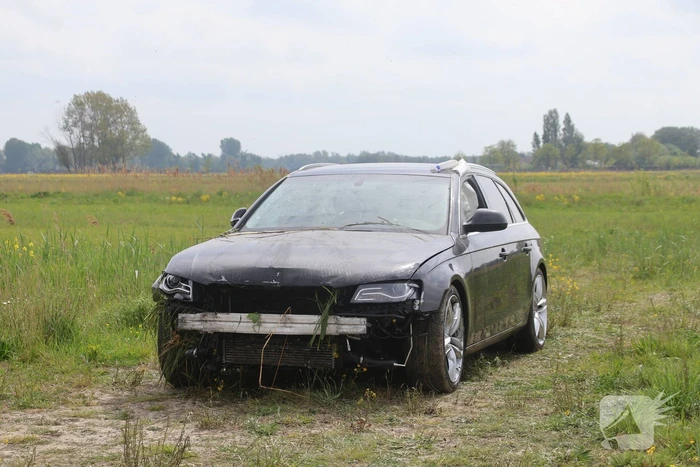 Bestuurder spoorloos na aantreffen te water geraakte voertuig