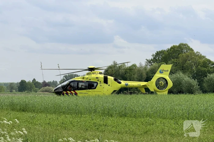 Man zwaar gewond bij aanrijding met boom