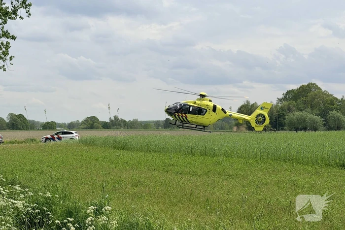 Man zwaar gewond bij aanrijding met boom