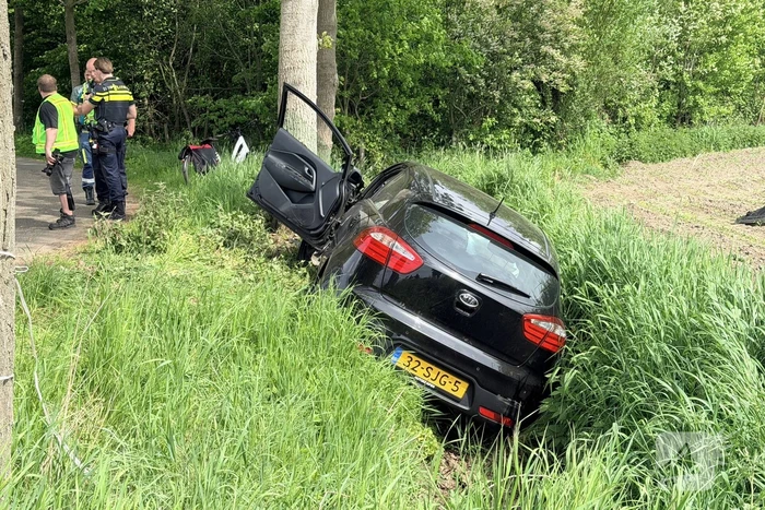 Man zwaar gewond bij aanrijding met boom