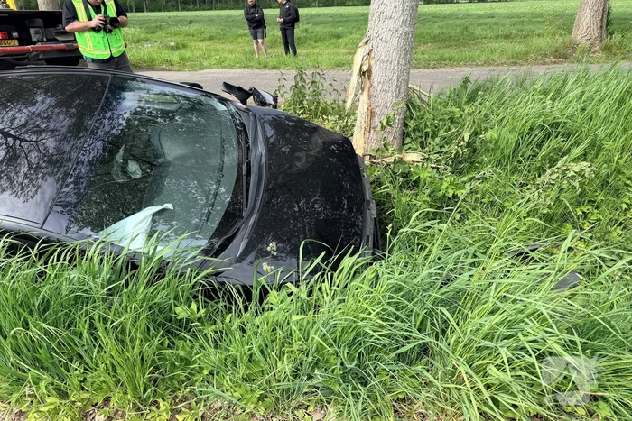 Man zwaar gewond bij aanrijding met boom