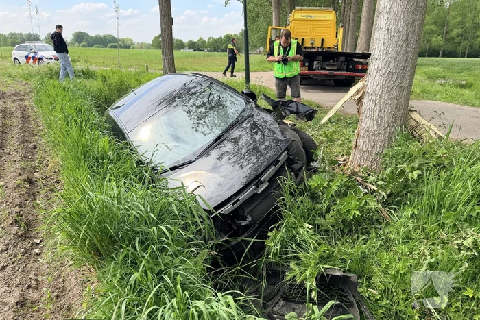 Man zwaar gewond bij aanrijding met boom
