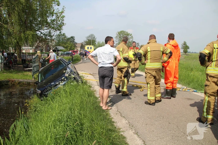 Auto raakt in sloot na schrikmoment