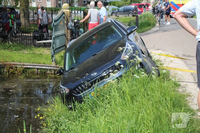 Auto raakt in sloot na schrikmoment